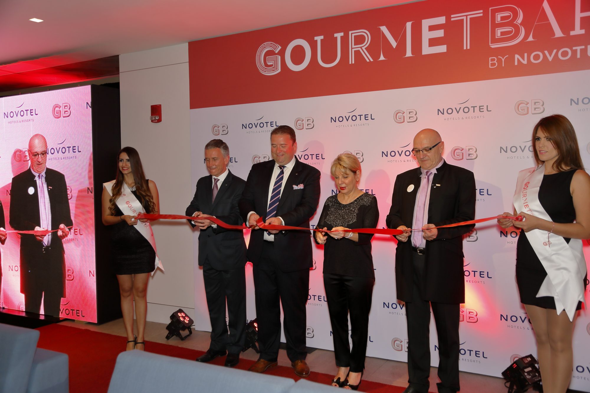 El equipo de AccorHotels oficialmente lanza GourmetBar en Mexico
