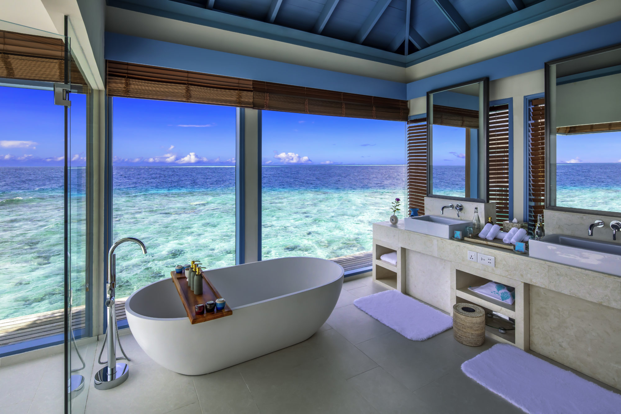 Badezimmer mit Aussicht im Raffles Maldives Meradhoo © Stéphane Baehler