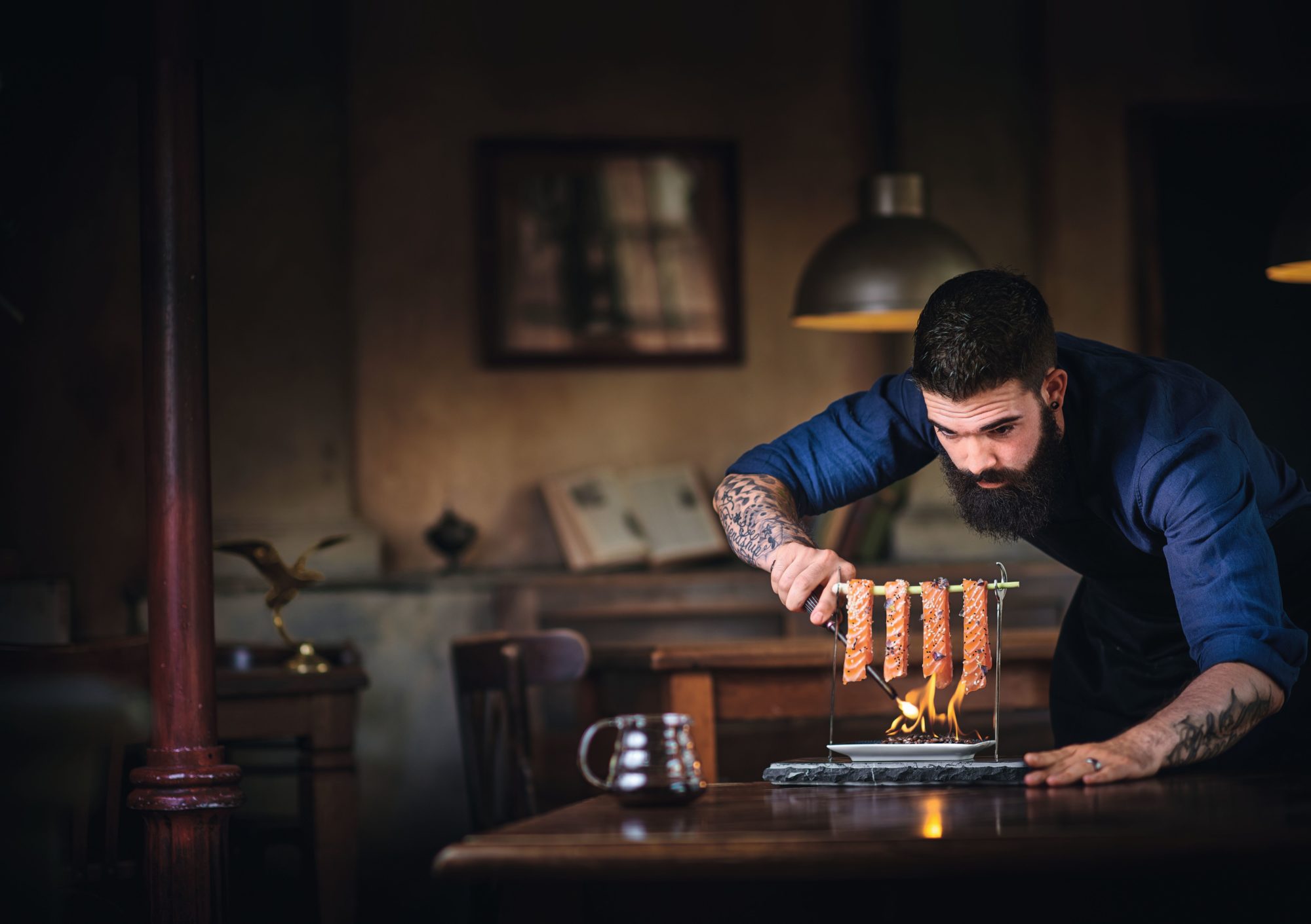 Zubereitet auf geflammten Kaffeebohnen – Lachs-Sashimi mit Sojasoße © Mövenpick Hotels & Resorts