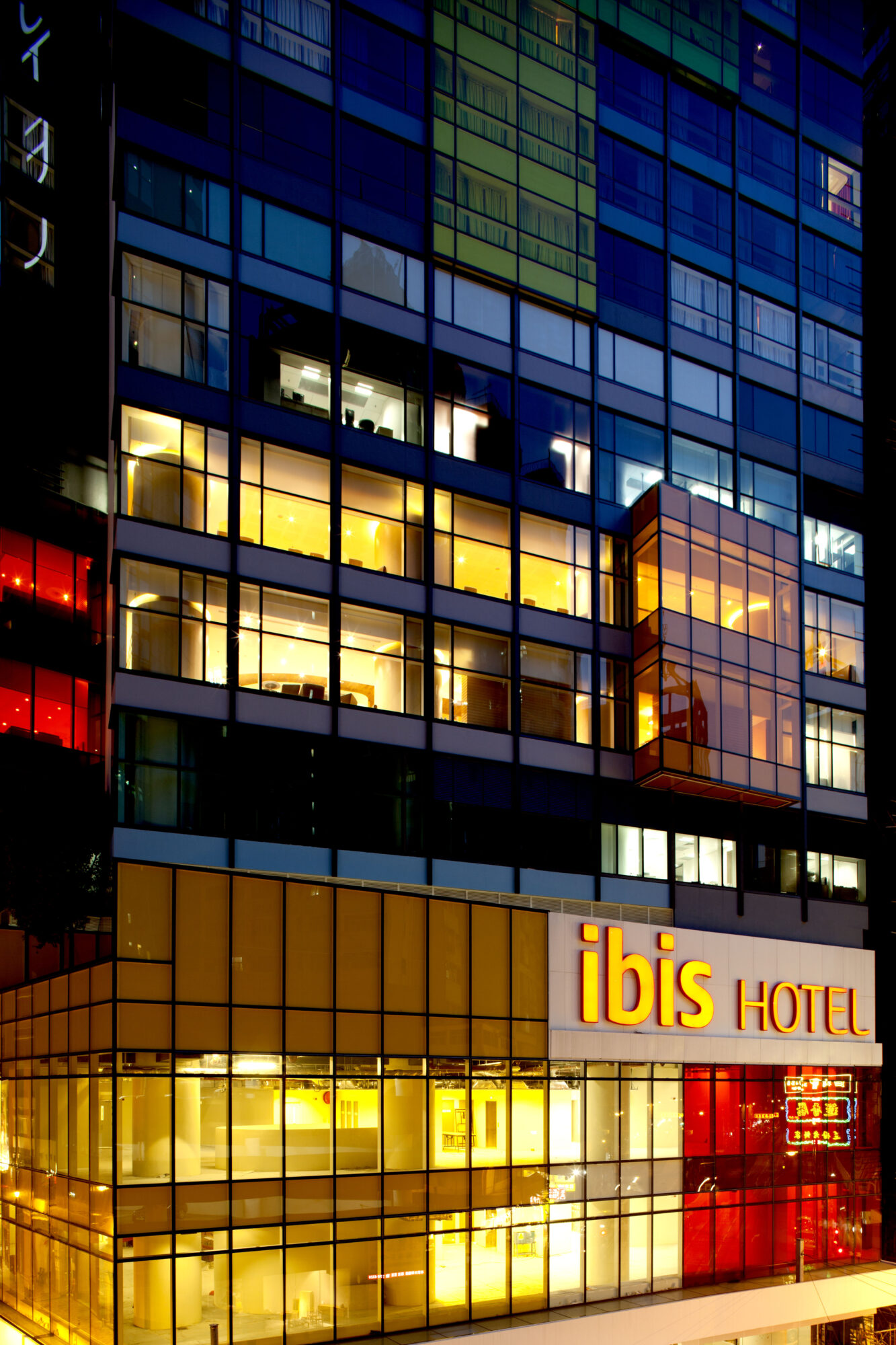 宜必思香港中上环酒店 Ibis HK Central - exterior night shot .jpg