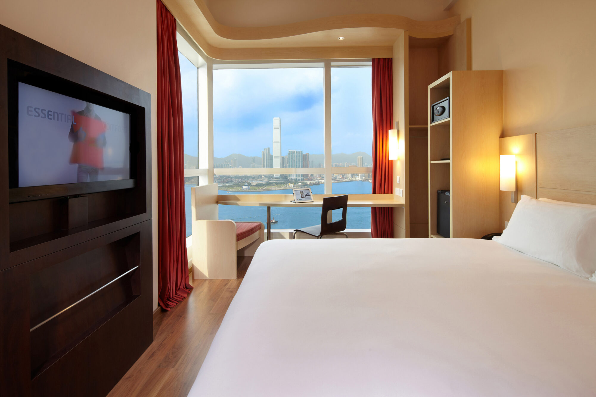宜必思香港中上环酒店 Ibis HK Central - harbour view queen bedroom 02.jpg
