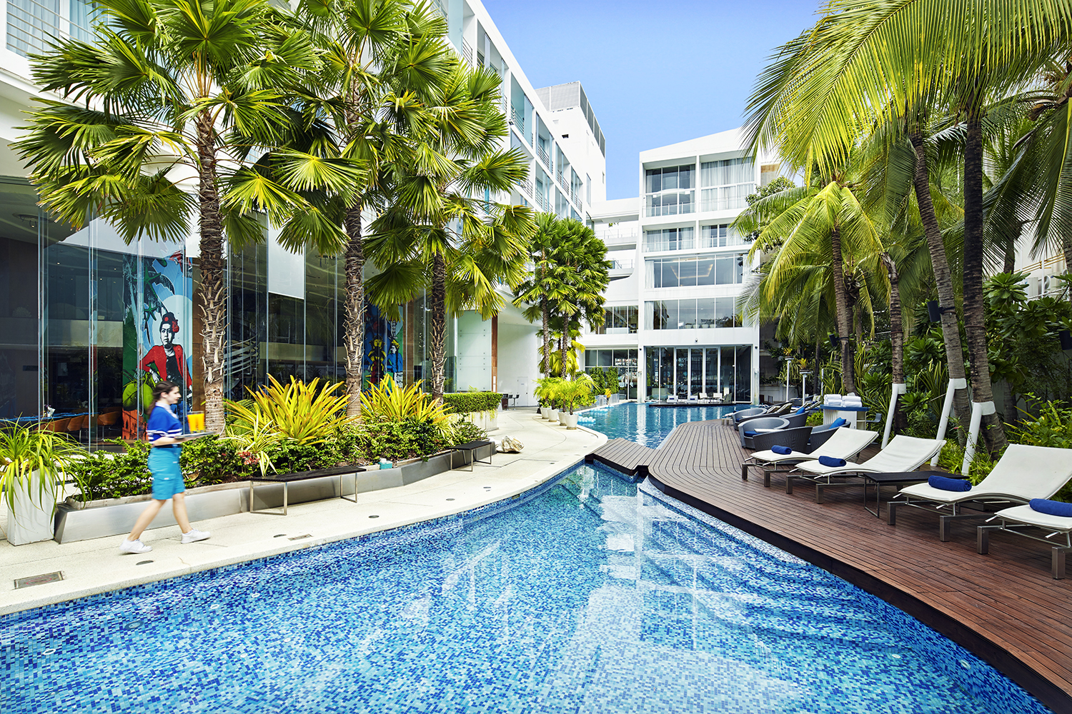 Hotel Baraquda Pattaya_Pool Bar.jpg