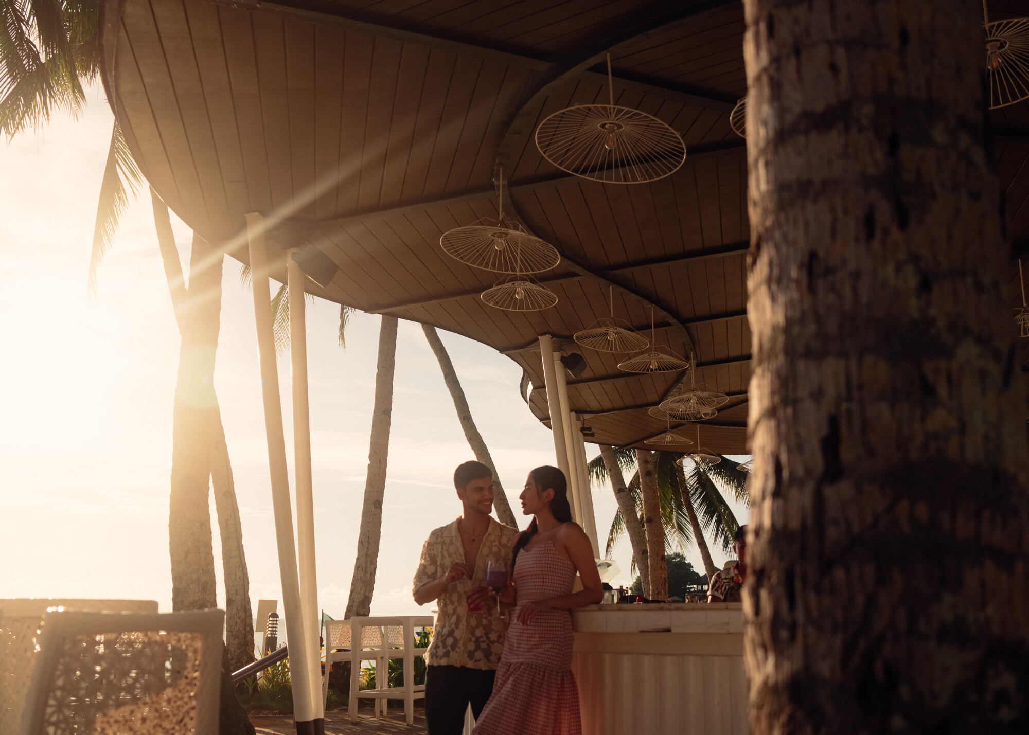 Philippines-Boracay-Mövenpick Resort & Spa Boracay-Sunset-Couple-Bar-Beach-2023-04-jpg